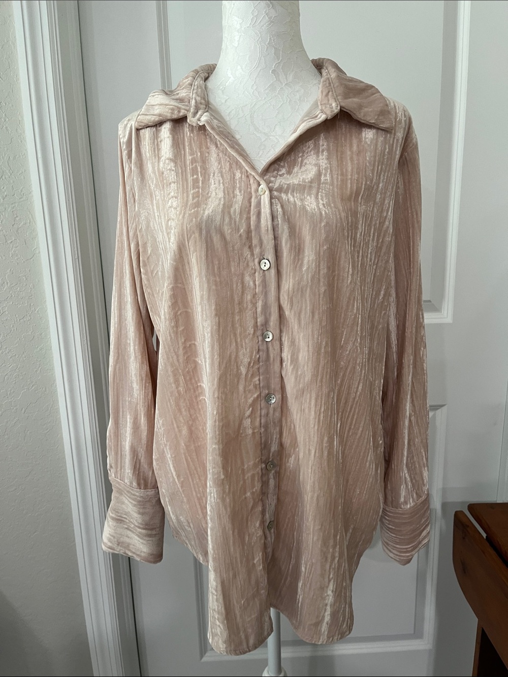 Marc New York Blush Crushed Velvet Button-Up Shirt NWOT Mother of Pearl Buttons